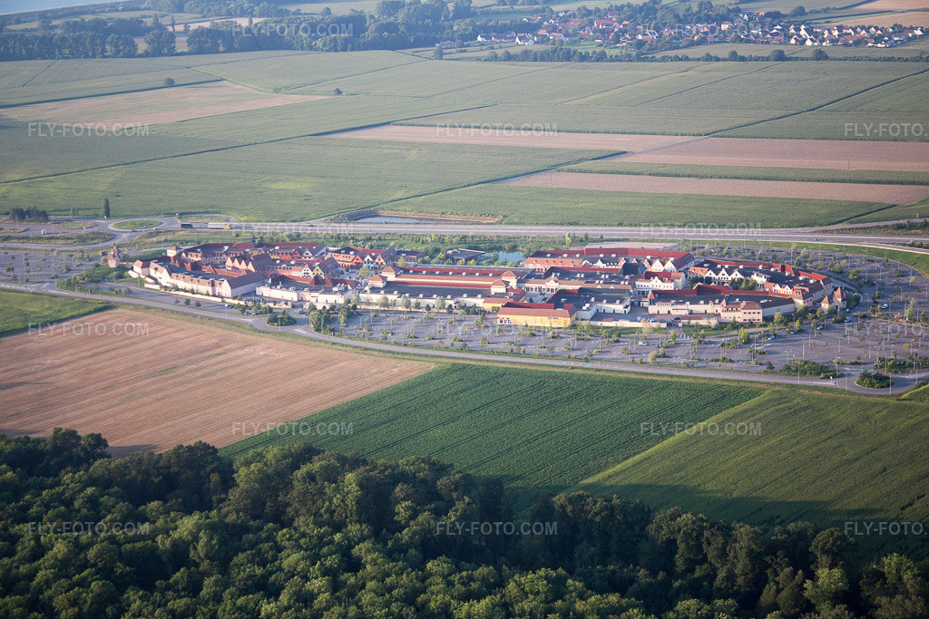 Aerial view: Outlet Center in Roppenheim in the state Bas-Rhin, France. – Photo: IMG_093087.jpg taken on 08/16/2016 by Werner Riehm/FLY-FOTO.com – Resolution of the original: 5472 x 3648 px