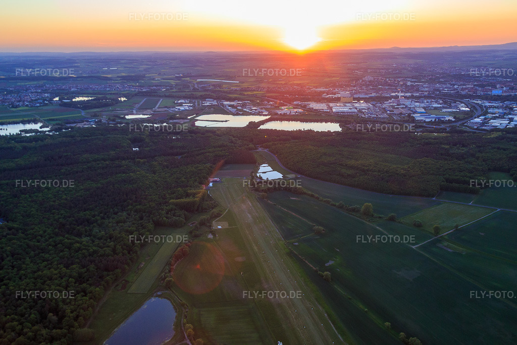 Luftbild: Flugplatz Schweinfurt-Süd EDFS bei Sunset in Gochsheim im Bundesland Bayern in Deutschland. Foto: IMG_079218.jpg vom 15.05.2015 durch Werner Riehm/FLY-FOTO.de