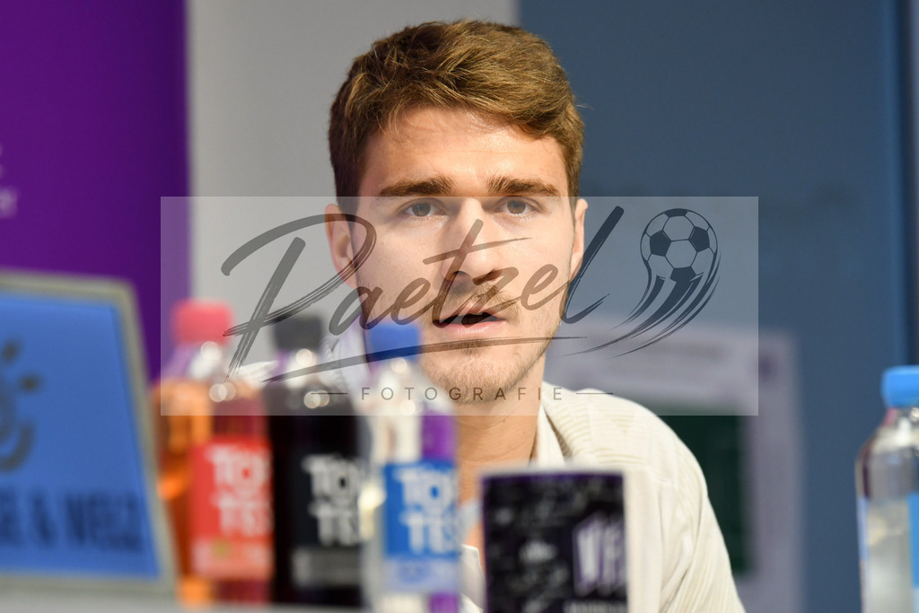20200206_PKOSNA_0036 | Fußball, Herren: Benjamin Girth (VfL Osnabrueck) schaut waehrend der Pressekonferenz des VfL Osnabrueck im Stadion an der Bremer Bruecke am 06.02.2020 in Osnabrueck, Deutschland. - Realisiert mit Pictrs.com