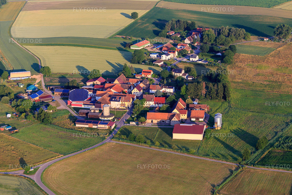Luftbild: Mennonitengemeinde Deutschhof (Ev. Freikirche) im Ortsteil Deutschhof in Kapellen-Drusweiler im Bundesland Rheinland-Pfalz in Deutschland. Foto: IMG_148521.jpg vom 18.06.2025 durch Werner Riehm/FLY-FOTO.de