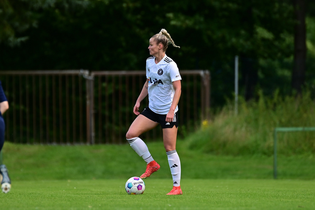 Fußball I Frauen I Saison 2025-2026 I Oberliga I 1. Spieltag I FC Jesteburg-Bendestorf - SV Ahlerstedt-Ottendorf | Der Sportfotograf. - Realisiert mit Pictrs.com