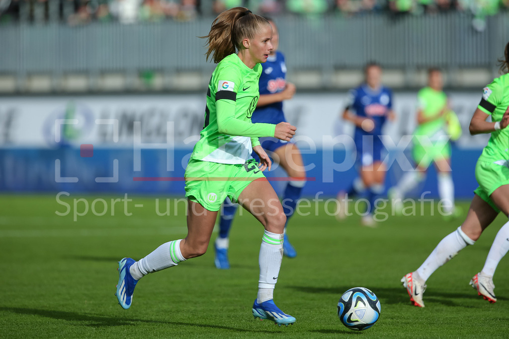 Fussball, Google Pixel Frauen-Bundesliga, VfL Wolfsburg - TSG 1899 Hoffenheim | v.li.: Vivien Endemann (VfL Wolfsburg, 25) am Ball, Einzelbild, Ganzkörper, Aktion, Action, Spielszene, DIE DFB-RICHTLINIEN UNTERSAGEN JEGLICHE NUTZUNG VON FOTOS ALS SEQUENZBILDER UND/ODER VIDEOÄHNLICHE FOTOSTRECKEN. DFB REGULATIONS PROHIBIT ANY USE OF PHOTOGRAPHS AS IMAGE SEQUENCES AND/OR QUASI-VIDEO.