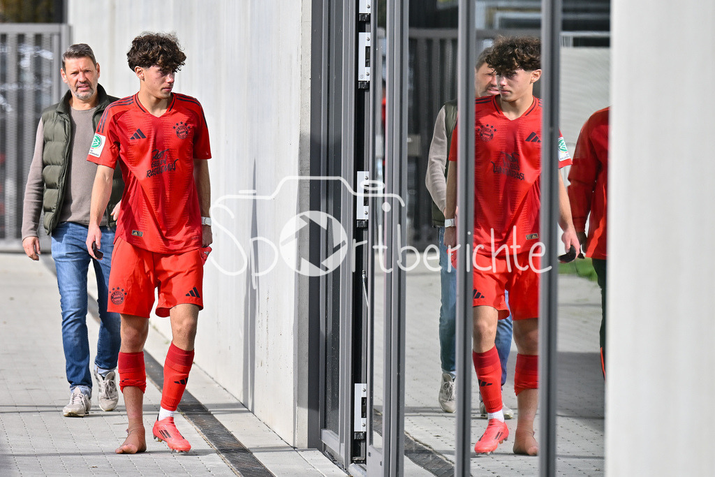 FC Bayern München U19 - SpVgg Unterhaching U19 | Der verletzte David DAUBER (FC bayern München U19 #6) auf dem Weg in die Kabine / Freisteller / Einzelfoto