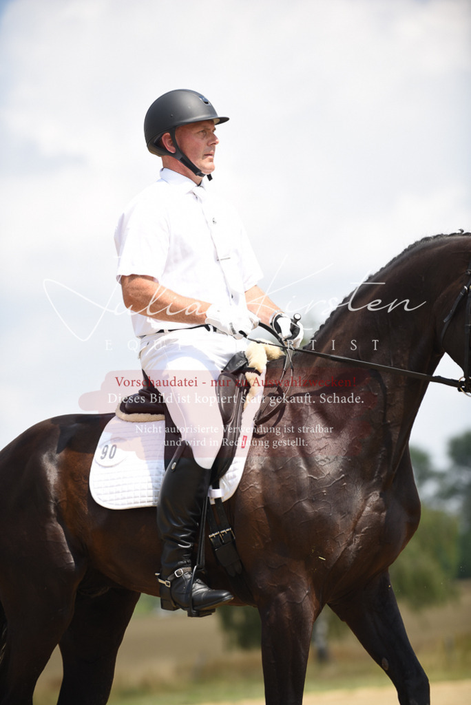 DSC_4294 | Pferde- und Turnierfotografie in Westsachsen. Pferdeportraits, Auftragszeichnungen und intuitive Kunst.