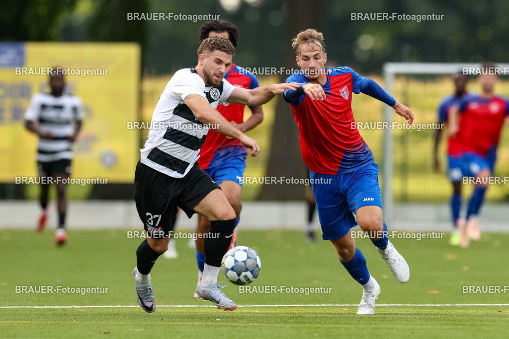 1_KFCWAT_20250723_0427.JPG -  - KFC Uerdingen - SG Wattenscheid 09 - Testspiel | Krefeld, Deutschland, 23.07.25: Albin Thaqi (SG Wattenscheid 09)  und Etienne-Noel Reck (KFC Uerdingen) im Kampf um den Ball waehrend des Testspiel Spiels zwischen KFC Uerdingen - SG Wattenscheid 09 in der Covestro Sportpark am 23. July 2025 in Krefeld, Deutschland. (Foto von Stefan Brauer/Brauer-Fotoagentur)