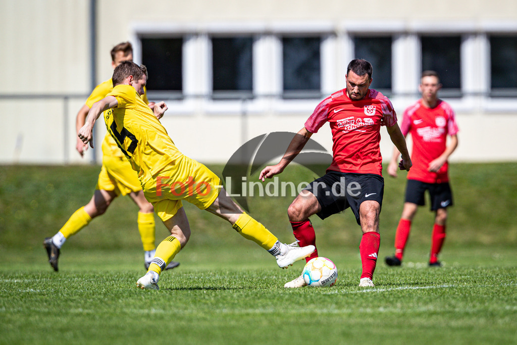 TSV Peißenberg vs SV Münsing-Ammerland | Abstiegs Qualifikationsrunde Kreisliga Gruppe C, TSV Peißenberg vs SV Münsing-Ammerland, 20240511,
Duell zwischen Lukas HAUPTMANN (SVM 15) und Andreas HETT (TSVP 20),
2024-05-11 in Peißenberg (Sportplatz Peißenberg)
Lukas HAUPTMANN (SVM 15), Andreas HETT (TSVP 20)
Copyright: WolfgangxLindner www.foto-lindner.de
