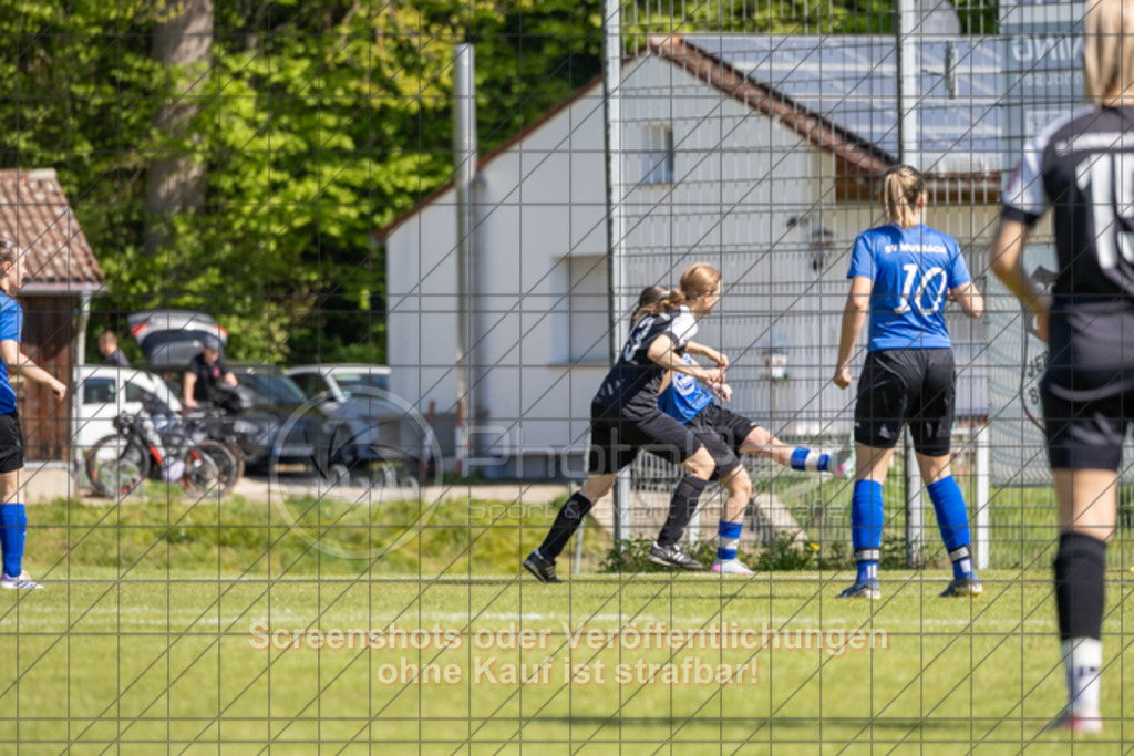20260426_110530_0087 | #,TV Jebenhausen (schwarz) vs. SV Musbach (blau), Fußball, Frauen-Verbandsliga Württemberg, 17. Spieltag, Saison 2025/2026, Rasenplatz TV Jebenhausen, Schelmenwasen 3, 73035 Göppingen, 26.04.2026 - 11:00 Uhr,Foto: PhotoPeet / Sport- &amp; Eventfotografie / Peter Harich