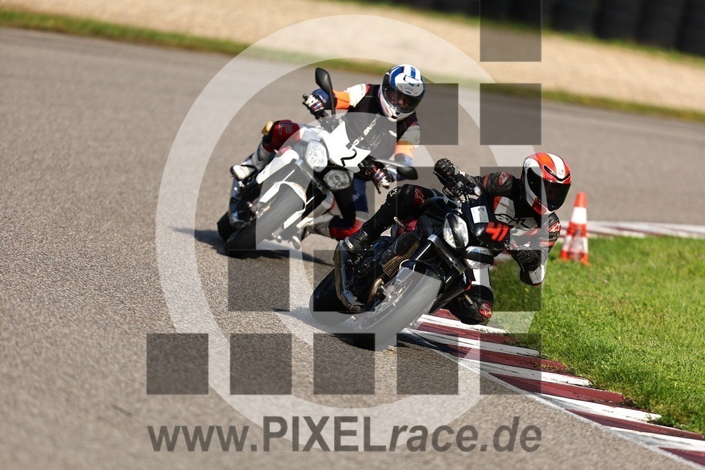 inst-20250928_01459 | Schöne Erinnerungen an spannende Momente - das festzuhalten ist unser Job. PIXELrace.de ist seit 2003 auf den Rennstrecken Europas unterwegs um die Action draußen beim Fahren und die wunderbare Stimmung imm Fahrerlager für euch einzufangen.