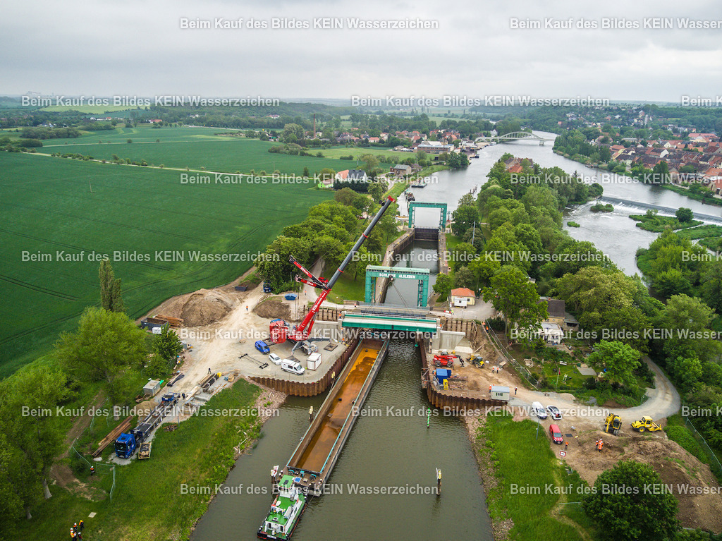 Schleuse_Alsleben_Foto_Lehmann-62 | Die hoch aufgenommene Drohnenaufnahme zeigt die vollständig fertiggestellte Schleuse Alsleben mit der neu eingebauten Brücke. Aus großer Höhe wird die gesamte Schleusenanlage mit dem neuen Bauwerk und ihrem Umfeld übersichtlich sichtbar. Die Aufnahme bildet den Abschluss der fotografischen Dokumentation dieses besonderen Einbauvorgangs. Auch der geplante letzte Drohnenflug konnte vollständig durchgeführt werden – der Akku reichte bis zur abschließenden Übersichtsaufnahme.Die Aufnahme ist Teil des Mitteldeutschen Bildarchivs von Luftbildfotograf Steffen Lehmann. - Realisiert mit Pictrs.com