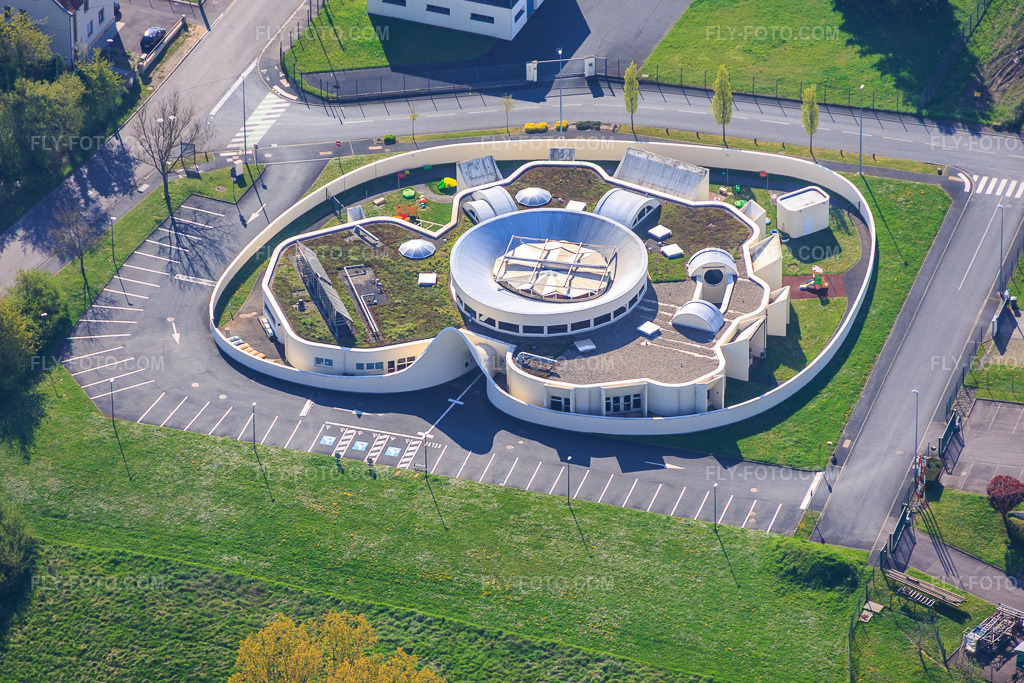Aerial view: Exceptional architecture of the Sarreguemines Bulle community daycare center in the ZI Sarreguemines industrial park on Rue de l'Abbé Louis Verdet in the district Zone Industrielle du Grand Bois in Saargemünd in the state Moselle, France. – Photo: IMG_154565.jpg taken on 04/18/2026 by Werner Riehm/FLY-FOTO.com – Resolution of the original: 5433 x 3622 px – Crèche SARREGUEMINES BULLE (DSP) 94 - SARREGUEMINES - Les Petits Chaperons Rouges