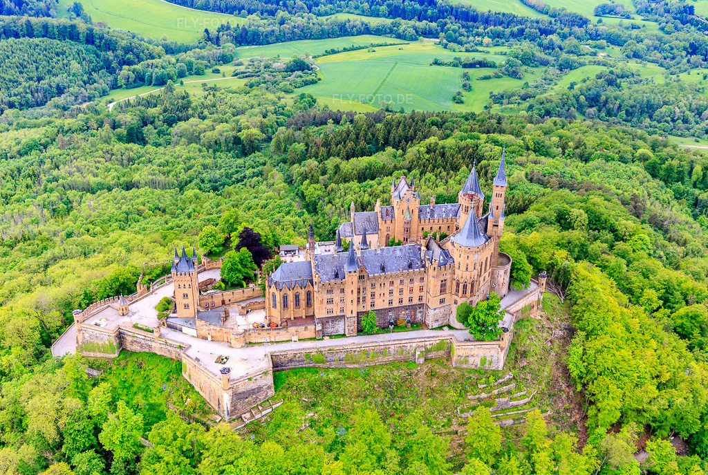 Luftbild: Burg Hohenzollern im Ortsteil Zimmern in Bisingen im Bundesland Baden-Württemberg in Deutschland. Foto: IMG_114678.jpg vom 31.05.2019 durch Werner Riehm/FLY-FOTO.deBurg Hohenzollern