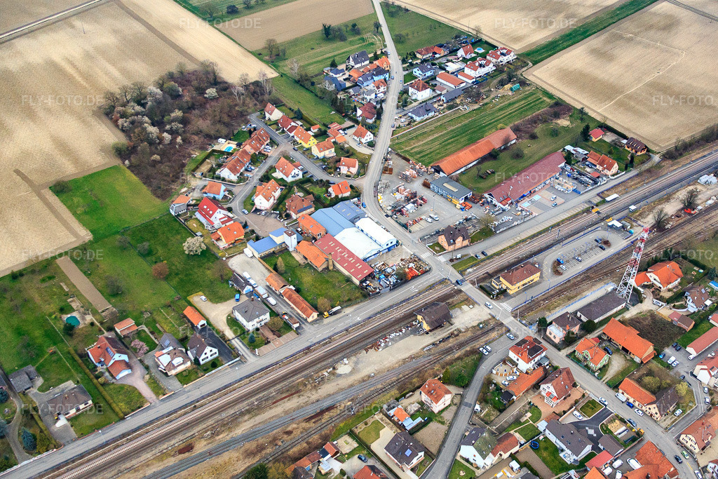 Luftbild: Bahnhof in Rœschwoog im Bundesland Bas-Rhin in Frankreich. – Foto: IMG_086637.jpg vom 19.03.2016 durch Werner Riehm/FLY-FOTO.de – Auflösung des Originals: 4403 x 2935 px
