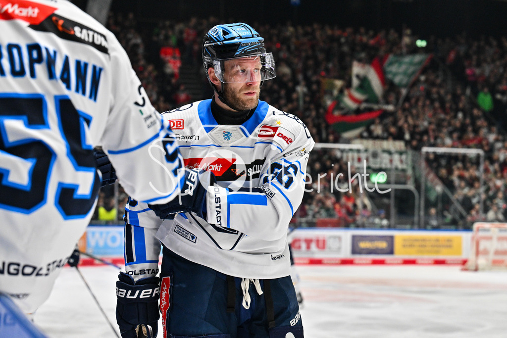 Augsburger Panther - ERC Ingolstadt | AUGSBURG, GERMANY - 12. DECEMBER: Jubel der Gäste nach dem Treffer zum 2-2 Ausgleich druch Daniel PIETTA (ERC Ingolstadt 86) / Tor / Torschuetze / Freude / Happy während dem Match zwischen den Augsburger Panthern und dem ERC Ingolstadt am 27. Spieltag der Penny DEL im Curt Frenzel Stadion