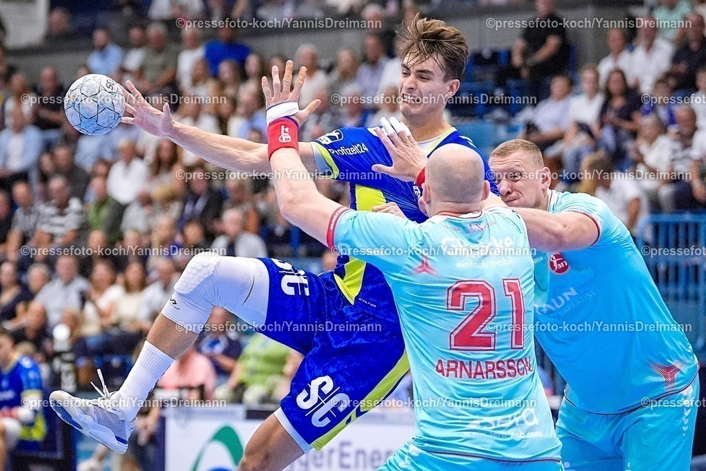 xYDRx04092501003 | 04.09.2025, xydrx, Handball, 1.HBL, VFL Gummersbach - TM Melsungen, Schwalbe-Arena: Julian Koester (VFL Gummersbach #7) im Zweikampf gegen Arnar Freyr Arnarsson (MT Melsungen #21) und Dainis Kristopans (MT Melsungen #10)