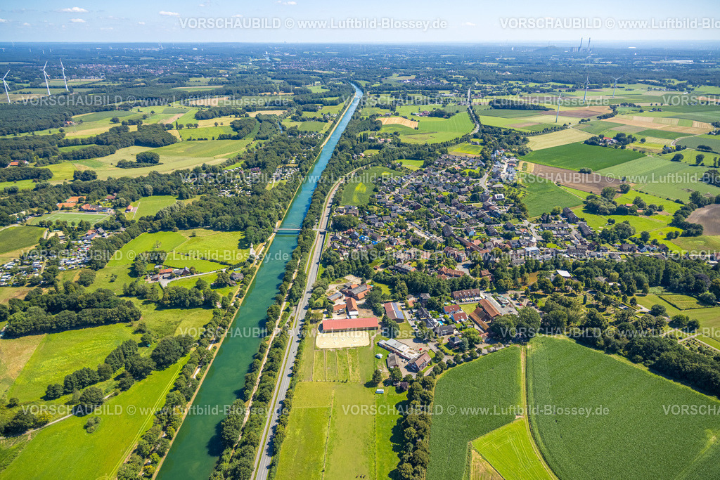 Schermbeck240801899 | Luftbild, Ortsansicht Wohngebiet Ortsteil Gahlen am langezogenen Wesel-Datteln-Kanal, Wiesen und Felder mit Fernsicht, Gahlen, Schermbeck, Ruhrgebiet, Nordrhein-Westfalen, Deutschland