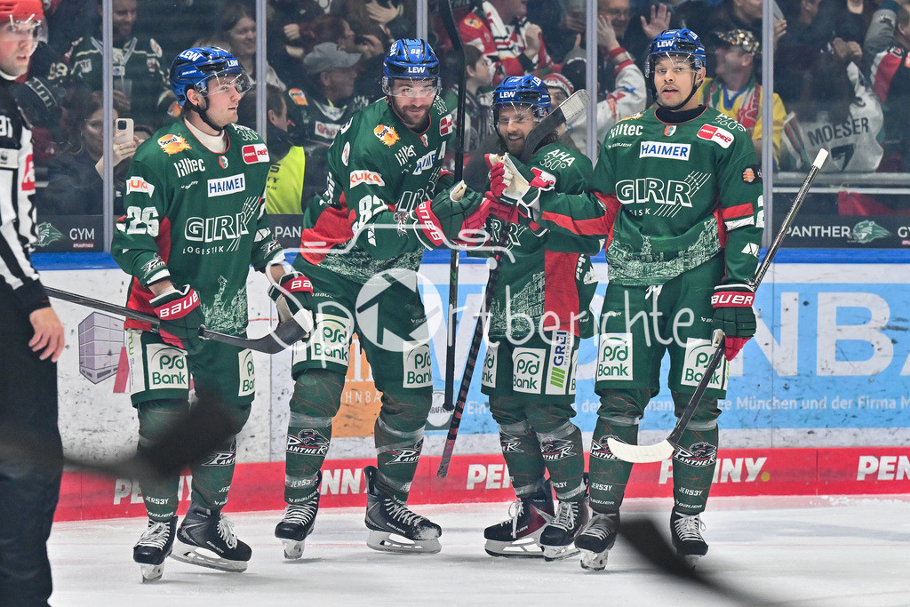 Augsburger Panther - Löwen Frankfurt | Jubel der Hausherren nach dem Treffer zum 1-0 durch Alexandre GRENIER (Augsburger Panther 82), Tor / Torschuetze / Freude / Happy beim match zwischen den Augsburger Panthern und den Löwen Frankfurt am 8. Spieltag der Penny DEL im Curt Frenzel Stadion am 19.10.2025