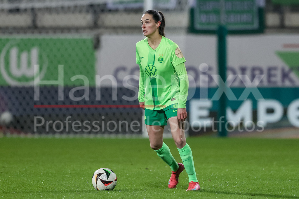 Fussball, Google Pixel Frauen-Bundesliga, VfL Wolfsburg - FC Carl Zeiss Jena | v.li.: Caitlin Dijkstra (VfL Wolfsburg, 3) am Ball, Freisteller, Einzelbild, Ganzkörper, Aktion, Action, Spielszene, DIE DFB-RICHTLINIEN UNTERSAGEN JEGLICHE NUTZUNG VON FOTOS ALS SEQUENZBILDER UND/ODER VIDEOÄHNLICHE FOTOSTRECKEN. DFB REGULATIONS PROHIBIT ANY USE OF PHOTOGRAPHS AS IMAGE SEQUENCES AND/OR QUASI-VIDEO.