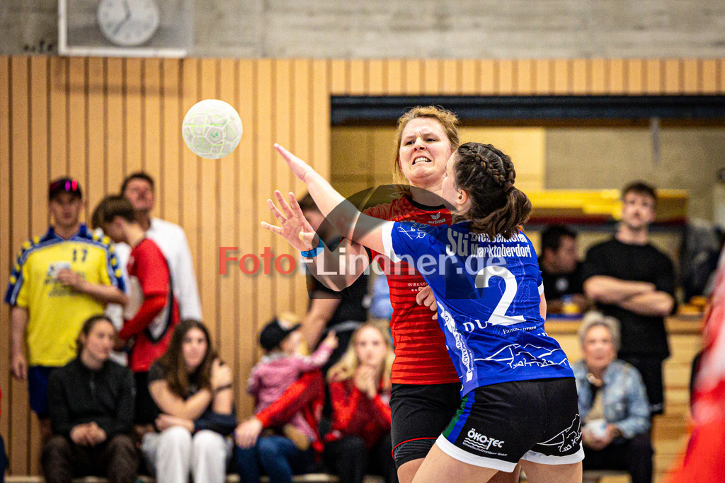 TSV Weilheim gegen SG Biessenhofen-Marktoberdorf | Handball Bezirksoberliga Frauen Alpenvorland 2024/25, TSV Weilheim gegen SG Biessenhofen-Marktoberdorf, 20250412,Zweikampf,2025-04-12 in Weilheim (Weilheim, Am Hardt), Malena BECKER (TSV Weilheim 14), Antonia FRITSCH (SG Biessenhofen-Marktoberdorf 2)Copyright: WolfgangxLindner www.foto-lindner.de