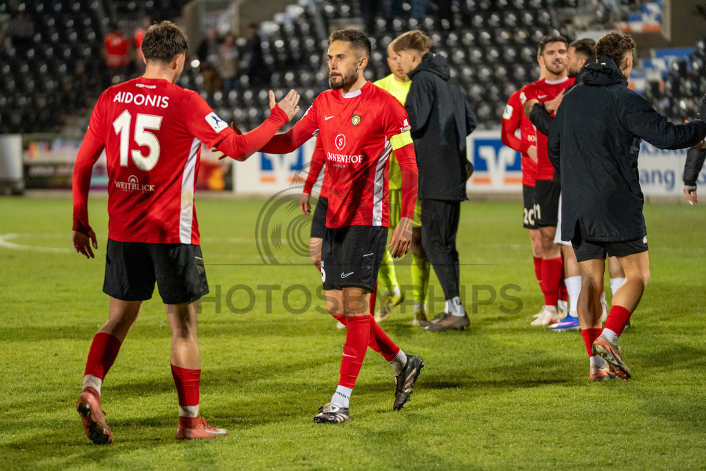 SG Sonnenhof Grossaspach vs. SSV Ulm 1846 Fussball, Fussball, WFV-Pokal, Viertelfinale, 01.04.2026 | Volkan Celiktas (SG Sonnenhof Grossaspach, #05) klatscht mit Antonis Aidonis (SG Sonnenhof Grossaspach, #15) nach dem Sieg ab,SG Sonnenhof Grossaspach vs. SSV Ulm 1846 Fussball, Fussball, WFV-Pokal, Viertelfinale, 01.04.2026
