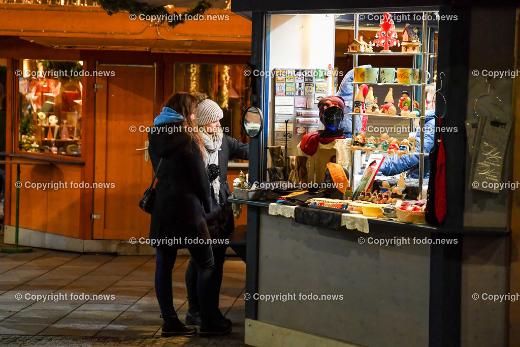 Christkindlmarkt_ Hauptplatz Linz_ 23.11.2022-10 | 23.11.2022, Linz, AUT, Christkindlmarkt, Hauptplatz Linz, Weihnachtsdekoration, im Bild Christkindlmarkt, Hauptplatz Linz, Huetten, Standln