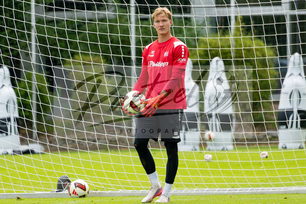 20260909_TRAOSN_0467 | Fußball, Herren: Torhüter Jonas Krumrey (VfL Osnabrück) in Aktion, am Ball, Einzelaktion beim Training des VfL Osnabrück am 09.09.2026 im Sportpark Illoshöhe in Osnabrück, Deutschland.(Foto von Nico Paetzel) - Realisiert mit Pictrs.com