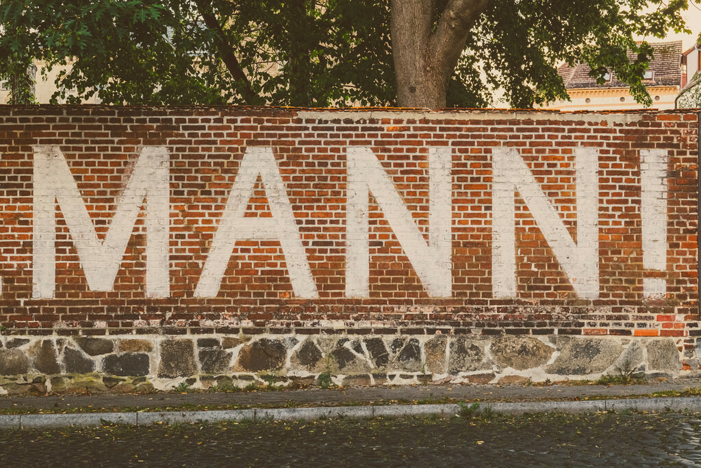 Mann! Schrift an Wand | Online Shop für Christen: Christliche Poster XXL, Plakate, Wandbilder als Leinwand & christliche Postkarten, Kalender, Sticker & Lizenzen zum Download. Die Kunstwerke im christliche Geschenke Shop zeigen die Jahreslosung 2025, Gott, Jesus & mehr.