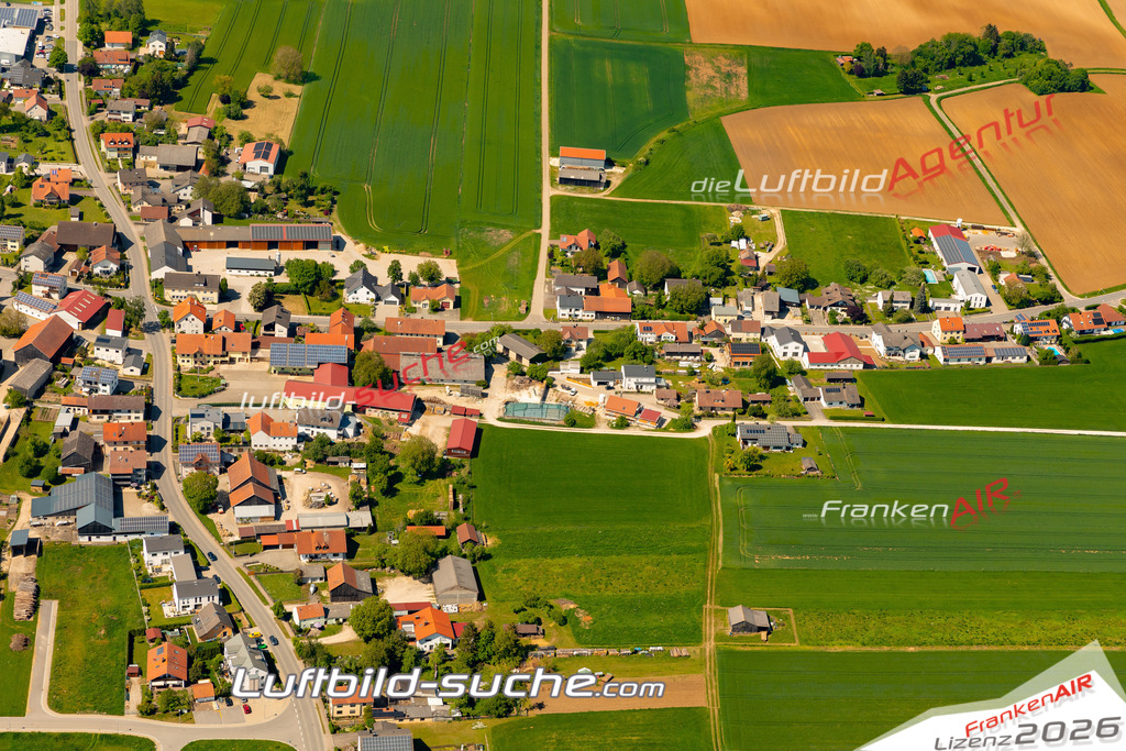 Das Luftbild zeigt : Pondorf Altmannstein - Die Luftaufnahme wurde 2024 vom UL-Flugzeug aus erstellt ( keine Drohne ) - Hochauflösende Luftaufnahme - Für grossformatige Ausdrucke geeignet. Die Geschenkidee !Mit Lizenz und Bildrechte bestellbar