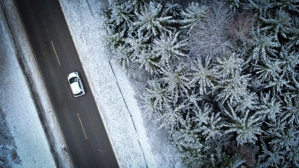Schnee | Rutesheim - Leichter Schneefall bedeckte über Nacht die Wälder zwischen Rutesheim und Weissbach. - Realisiert mit Pictrs.com