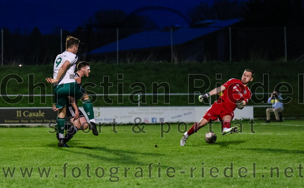 2024-04-05_098_FC_Schwaig_gegen_SV_Pullach | Oberding, Deutschland, 05.04.2024:
Fußball, Landesliga Südost 2023 / 2024, 28. Spieltag, FC Schwaig gegen SV Pullach, Endergebnis: 2:0

Raffael Ascher (FC Schwaig, #9), Christian Wimmer (SV Pullach, #7), Torwart Leopold Bayerschmidt (SV Pullach, #25)

Foto: Christian Riedel / fotografie-riedel.net
