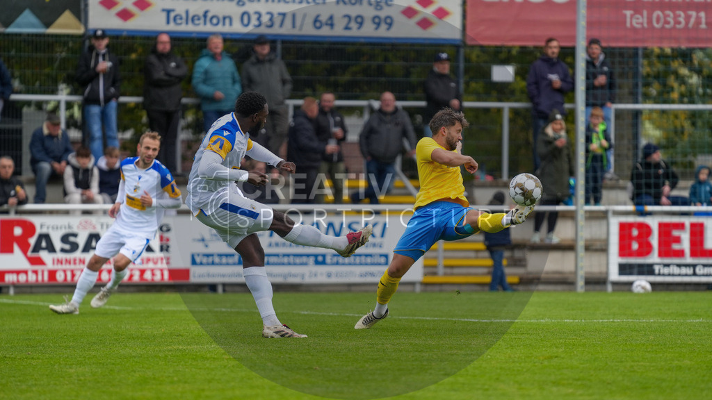 Fußball, Herren, Saison 2025/2026, Regionalliga Nordost, 11. Spieltag, FSV 63 Luckenwalde vs. FC Carl-Zeiss Jena, Samstag 05.10.2025, Werner-Seelenbinder-Stadion Luckenwalde, | Fußball, Herren, Saison 2025/2026, Regionalliga Nordost, 11. Spieltag, FSV 63 Luckenwalde vs. FC Carl-Zeiss Jena, Samstag 05.10.2025, Werner-Seelenbinder-Stadion Luckenwalde, Im Bild: Malik Talabidi (l. Jena) und Clemens Koplin (r. Luckenwalde) - Realisiert mit Pictrs.com