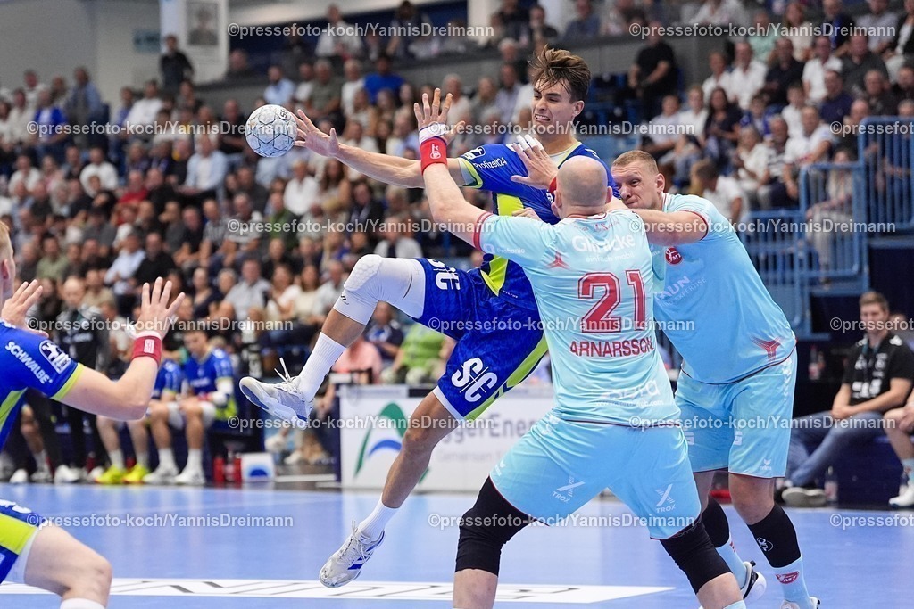 xYDRx04092501002 | 04.09.2025, xydrx, Handball, 1.HBL, VFL Gummersbach - TM Melsungen, Schwalbe-Arena: Julian Koester (VFL Gummersbach #7) im Zweikampf gegen Arnar Freyr Arnarsson (MT Melsungen #21) und Dainis Kristopans (MT Melsungen #10)