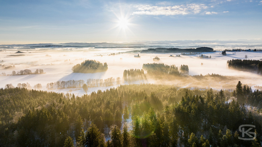 Wunderschöne Allgäu-Landschaft aus der Luft – Sonnenaufgang, Hügel, Wälder und Alpenpanorama | Atemberaubende Allgäu-Landschaft aus der Luft mit Nebel und dichtem Wald im Herbst – Sonnenaufgang mit dramatischem Himmel in idyllische Natur, leuchtende Herbstfarben für beeindruckende Drohnenaufnahme - Realisiert mit Pictrs.com