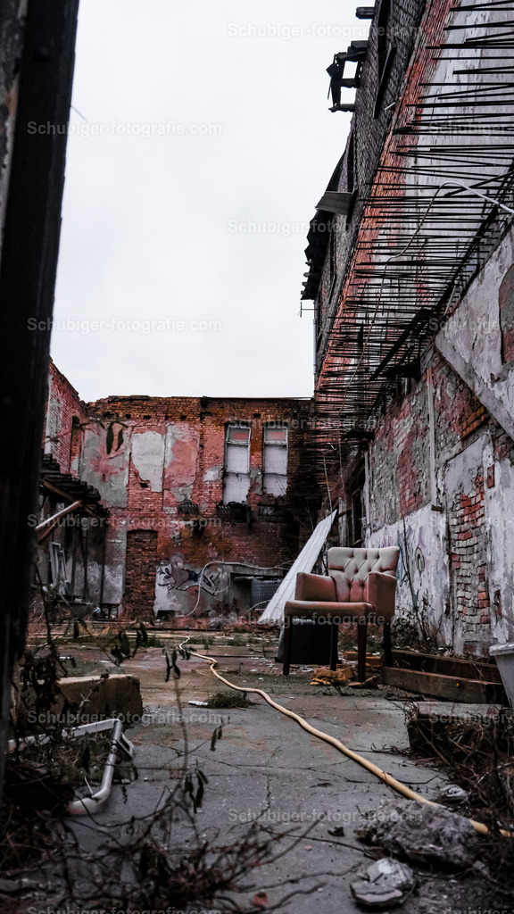 Hof | zerfallener Mauern um einen Hof - Realisiert mit Pictrs.com