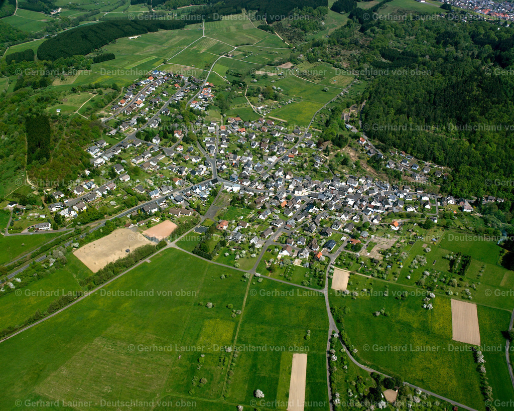 2610320 | EIERSHAUSEN 09.06.2006 Ortsansicht der Straßen und Häuser der Wohngebiete in Eiershausen im Bundesland Hessen, Deutschland // Town View of the streets and houses of the residential areas in Eiershausen in the state Hesse, Germany Foto: Gerhard Launer