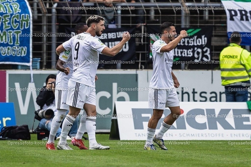xkwi02082501057 | 02.08.2025, xkwix, Fußball, Regionalliga West, FC Gütersloh - 1. FC Bocholt, Ohlendorf Stadion im Heidewald: Torjubel nach dem Tor zum 0:1 durch Cedric Euschen (1.FC Bocholt #9) mit Marvin Lorch (1.FC Bocholt #25)