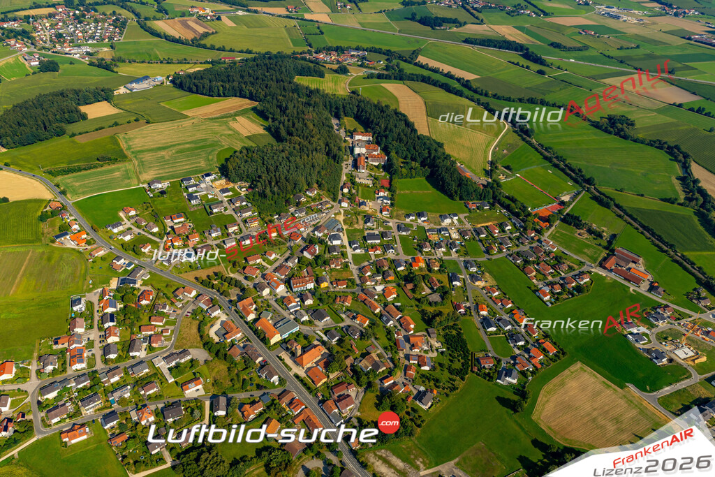 Das Luftbild zeigt : Windischbergerdorf Cham - Die Luftaufnahme wurde 2024 vom UL-Flugzeug aus erstellt ( keine Drohne ) - Hochauflösende Luftaufnahme - Für grossformatige Ausdrucke geeignet. Die Geschenkidee !Mit Lizenz und Bildrechte bestellbar