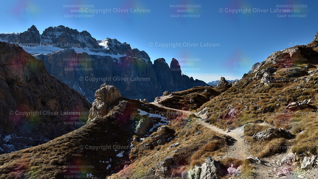 Wanderweg mit Sella Blick | Ein Wanderweg in den Südtiroler Dolomiten im Spätherbst bei blauem Himmel und Blick zur schönen Sella.