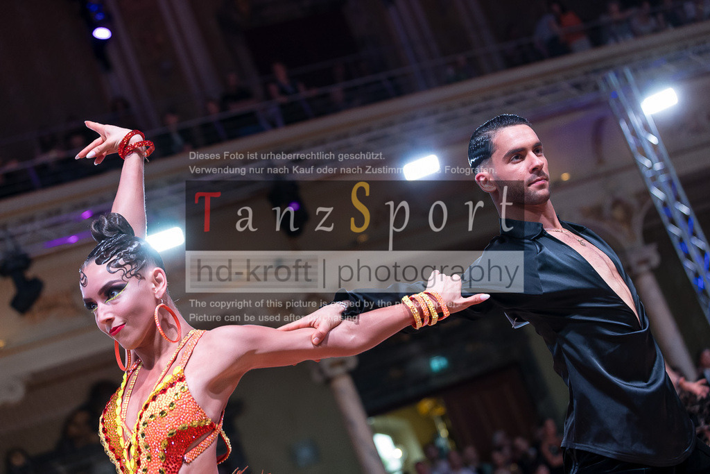 20240706_WDSF_WO_Latin_8978 | Tanzsportbilder, Standardtanz, Lateintanz, WDSF, DTV, LTVB, dancecomp, goc, hessen tanzt, blaues band der spree, walzer, tango, wiener walzer, slowfox, quickstepp, samba, rumba, cha-cha-cha, paso doble. jive, hd-kroft photography, turniertanzsport