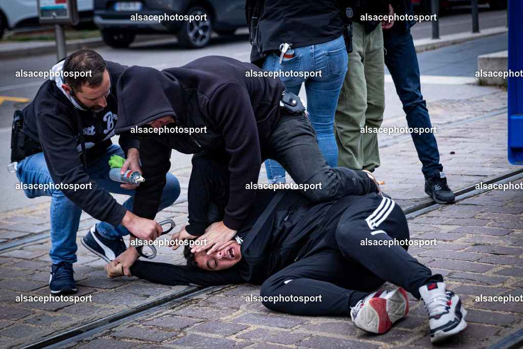 9L6A5852 | centaines d’étudiants ont organisé une manifestation spontanée, souvent qualifiée de « manifestation sauvage », qui a traversé différents quartiers de Strasbourg. La manifestation a été marquée par des affrontements entre les manifestants et la police alors que les étudiants défilaient dans la ville dans le cadre d’une journée de mobilisation nationale concernant les conditions d’éducation et le budget de l’Éducation nationale pour 2027. - Realisiert mit Pictrs.com
