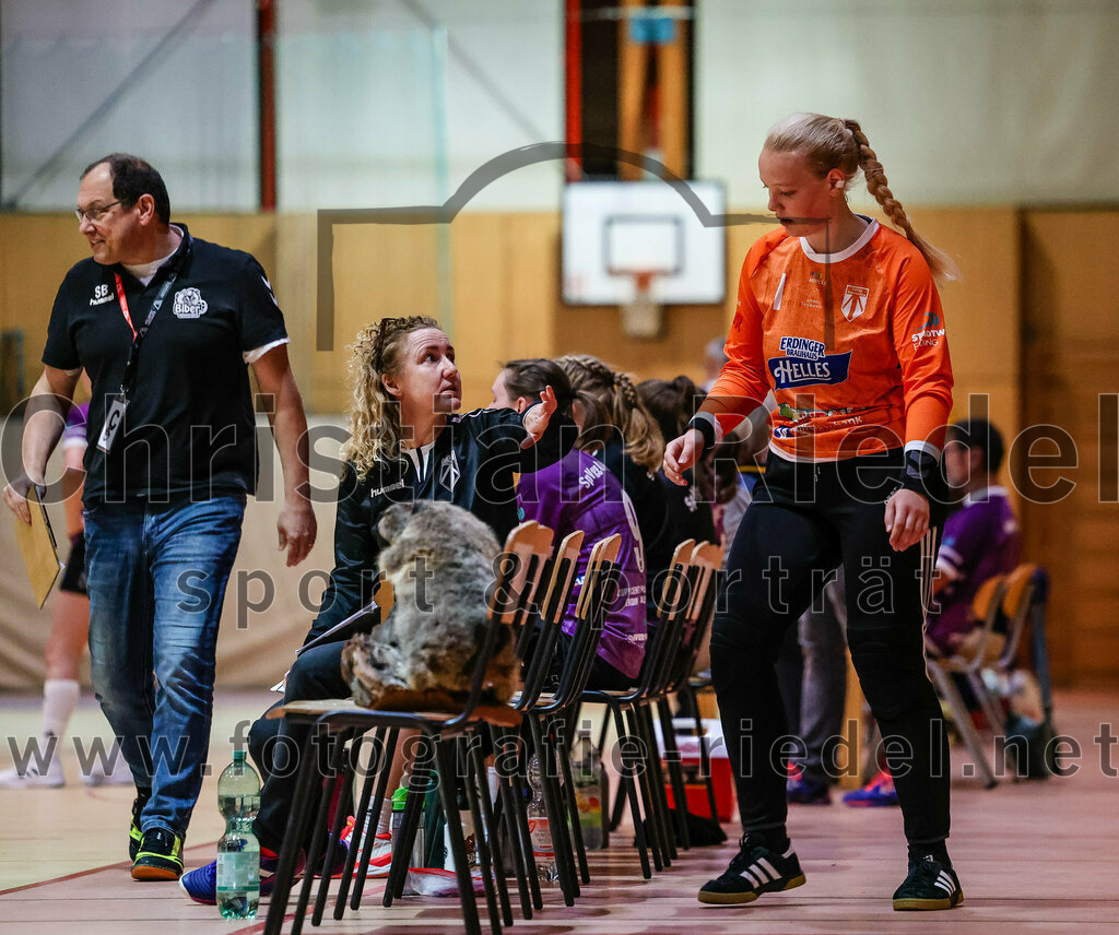 2023-12-09_002_SpVgg_Altenerding_gegen_HSG_Freising-Neufahrn | Erding, Deutschland, 09.12.2023:
Handball, Bezirksoberliga Frauen Altbayern 2023 / 2024, 9. Spieltag, SpVgg Altenerding gegen HSG Freising-Neufahrn, Endergebnis: 29:28

Trainer Nicole Steinbrecher (SpVgg Altenerding), Torfrau Hanna Obermair (SpVgg Altenerding, #1)

Foto: Christian Riedel / fotografie-riedel.net