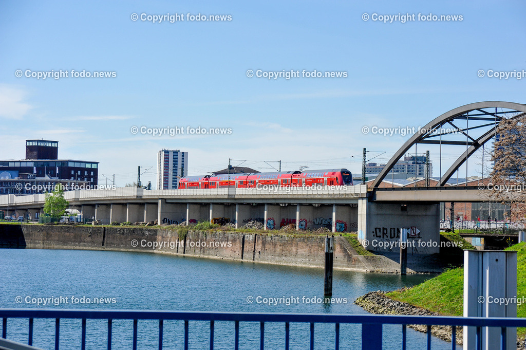 Deutschland_ Baden-Wuerttemberg_ Mannheim_ 12.06.2024-4 | 12.06.2024, Deutschland, GER, Baden-Wuerttemberg, Mannheim, im Bild Stadtansichten, Gebauede, Sehenswuerdigkeiten, Reise, Feature, Travel, Handelshafen, Neckar, Fluß, Schiff, StrassenbhnMannheim liegt unmittelbar im Dreiländereck mit Baden-Württemberg, Rheinland-Pfalz und Hessen. Von seiner rheinland-pfälzischen Schwesterstadt Ludwigshafen am Rhein, mit der es ein zusammenhängendes Stadtgebiet bildet, ist Mannheim durch den Rhein getrennt.Seit 1896 Großstadt, ist Mannheim heute eine bedeutende Industrie- und Handelsstadt, Universitätsstadt und wichtiger Verkehrsknotenpunkt zwischen Frankfurt am Main und StuttgartQuelle: Wikipedia