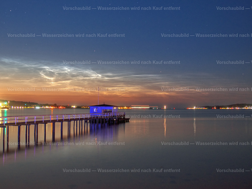 Leuchtende Nachtwolken an der Kiellinie | Leuchtende Nachtwolken über der Kieler Förde.