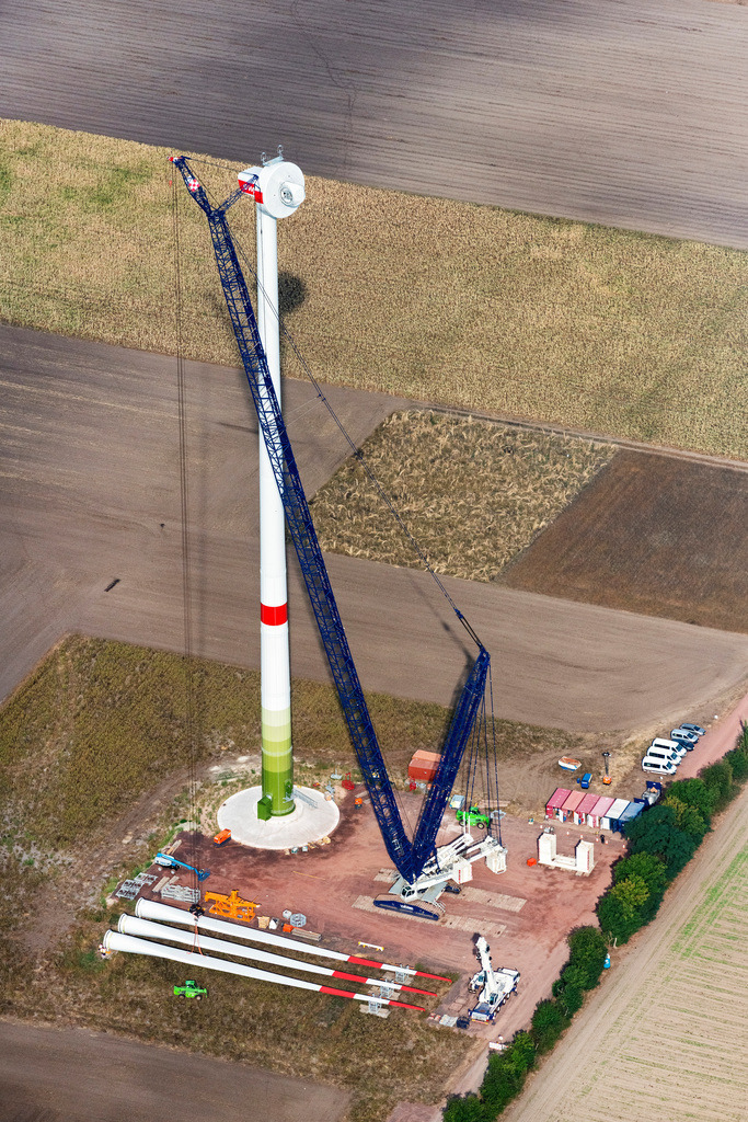 dr__0097771.jpg | HöFEN 26.08.2022 Baustelle zur Windrad- Turm Montage auf einem Feld in Höfen im Bundesland Niedersachsen, Deutschland. Weiterführende Informationen bei: WASEL GmbH Schwerlastlogistik und Turmdrehkrane,  wpd AG.