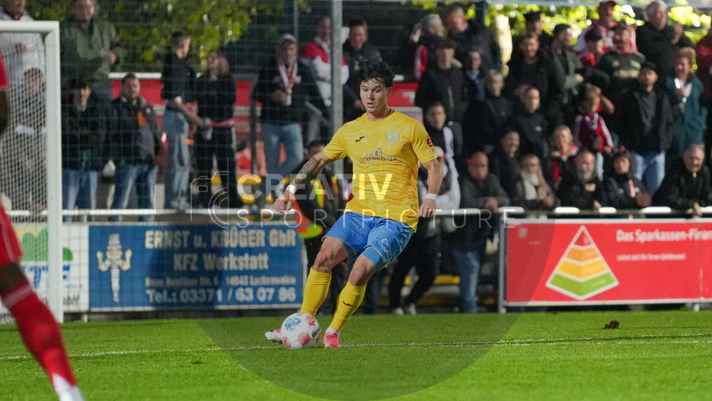 Fußball, Herren, Saison 2025/2026, Testspiel, Freundschaftsspiel, FSV 63 Luckenwalde vs. 1.FC Union Berlin, Mittwoch 08.10.2025, Werner-Seelenbinder-Stadion Luckenwalde, | Fußball, Herren, Saison 2025/2026, Testspiel, Freundschaftsspiel, FSV 63 Luckenwalde vs. 1.FC Union Berlin, Mittwoch 08.10.2025, Werner-Seelenbinder-Stadion Luckenwalde, Im Bild: Matthew Meier (Luckenwalde) - Realisiert mit Pictrs.com