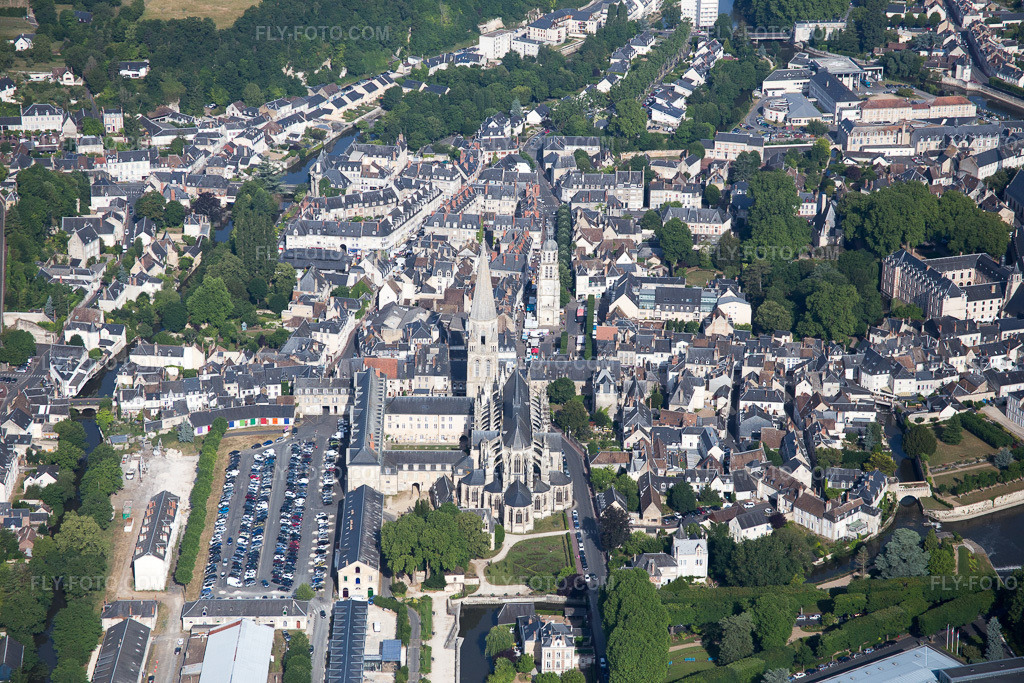 Aerial view: View of the town in Vendôme in the state Loir et Cher, France.Photo: IMG_081071.jpg taken on 06/19/2015 by Werner Riehm/FLY-FOTO.comResolution of the original: 5472 x 3648 px