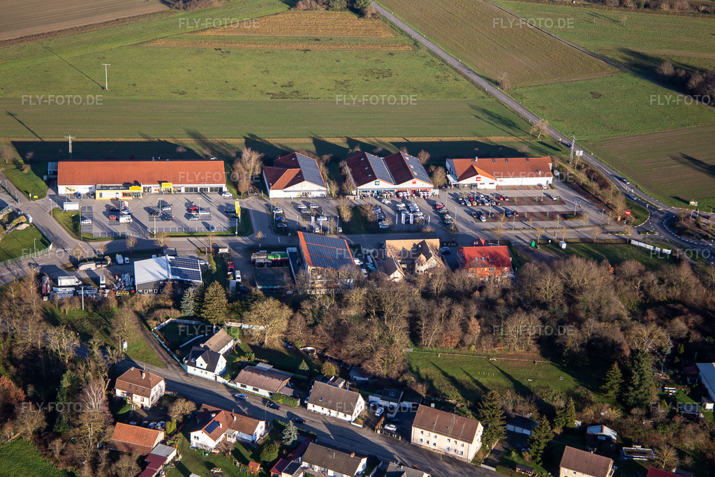 Luftbild: Gewerbegebiet Mühläcker mit Einkaufszentren an der Grenze in Berg im Bundesland Rheinland-Pfalz in Deutschland. Foto: IMG_135728.jpg vom 03.01.2023 durch Werner Riehm/FLY-FOTO.de