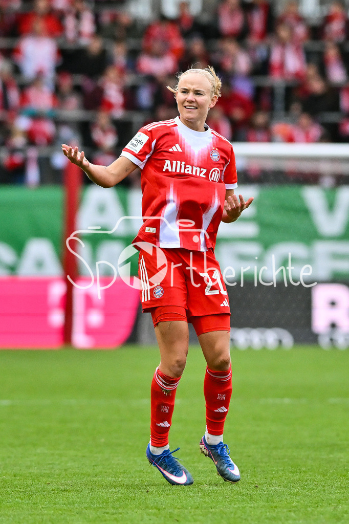 FC Bayern München - VfL Wolfsburg | MUNICH, GERMANY - 22. FEBRUARY: im Bild eine ungläubige Pernille HARDER (FC Bayern Munich 21) / Einzelfoto / Freisteller während dem Spiel zwischen den Frauen des FC Bayern München und den Frauen des VfL Wolfsburg am 19. Spieltag der Google Pixel Frauen-Bundesliga am FC Bayern Campus