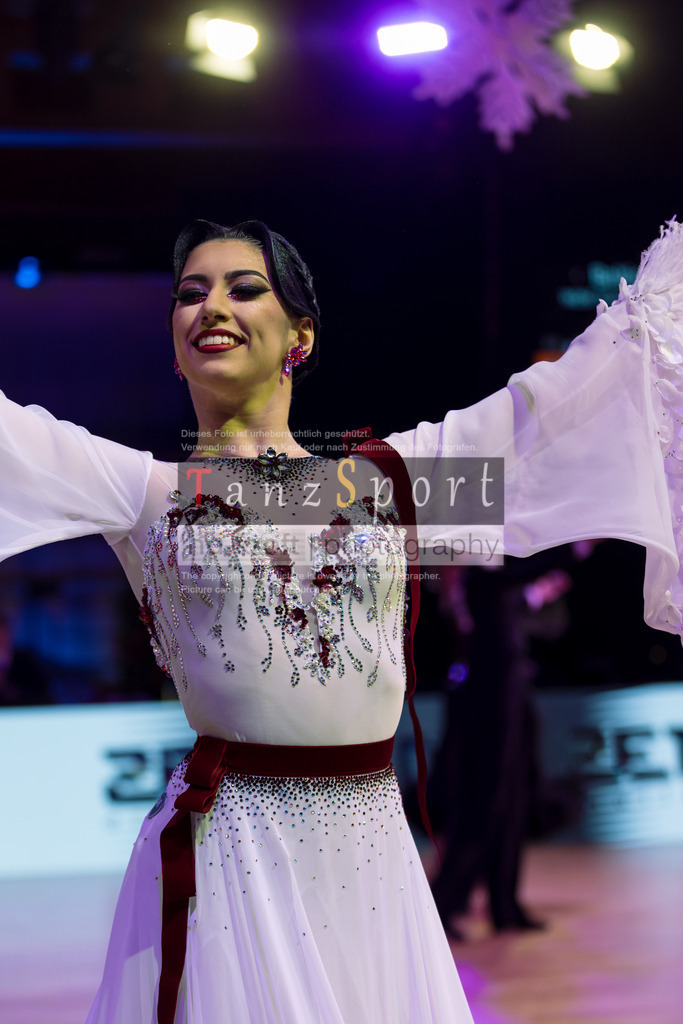 20241215_WDSF_Int_Open_Std-Riga-8889 | Tanzsportbilder, Standardtanz, Lateintanz, WDSF, DTV, LTVB, dancecomp, goc, hessen tanzt, blaues band der spree, walzer, tango, wiener walzer, slowfox, quickstepp, samba, rumba, cha-cha-cha, paso doble. jive, hd-kroft photography, turniertanzsport