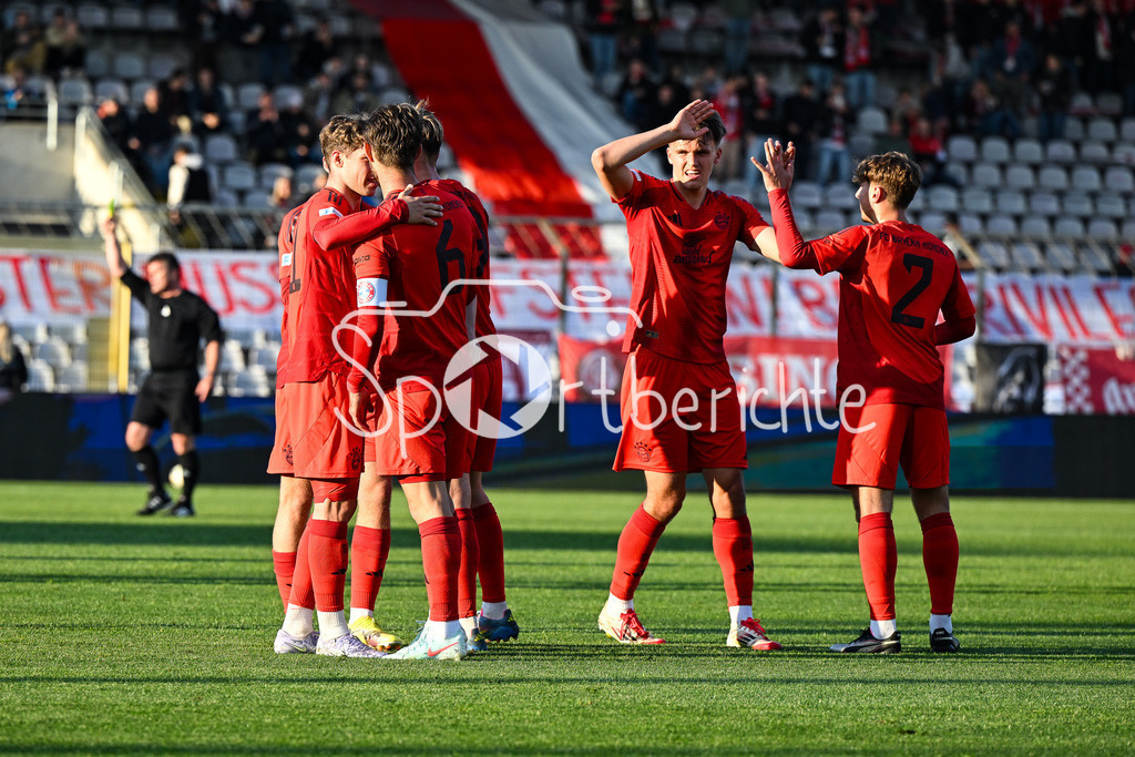 FC Bayern Amateure - Türkgücü München | Jubel der Bayern Amateure nach dem Treffer zum 2-0 durch Luca DENK (FC Bayern München II #6) / Tor / Torschuetze / Freude / Happy / Regionalliga Bayern: FC Bayern Muenchen II - Tuerkguecue Muenchen, Gruenwalder Stadion am 09.05.2025
