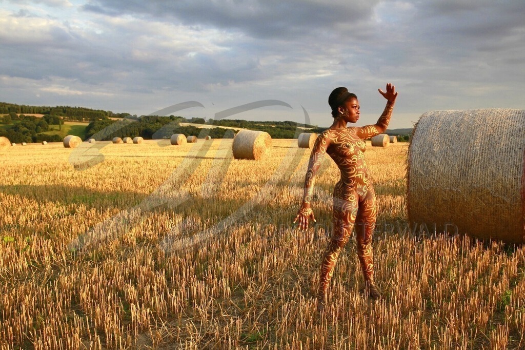 AgrarArt-GOLDFELD_0600b | #006 | Modell: Clémentine | Foto: Tschiponnique Skupin  - Realisiert mit Pictrs.com